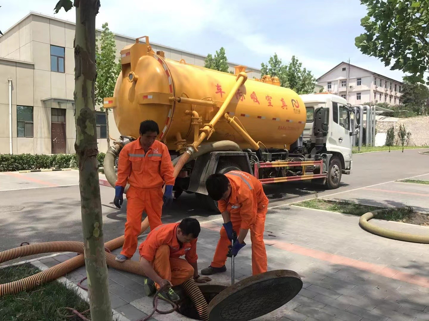 海尾镇化粪池清理与5-8吨吸粪车施工效率分析